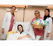 (v.l.) Andrea Willecke (Assistenzärztin), Mutter Sara mit Sohn Linos im Arm, Sw. Anke und OÄ Dr. Redlich